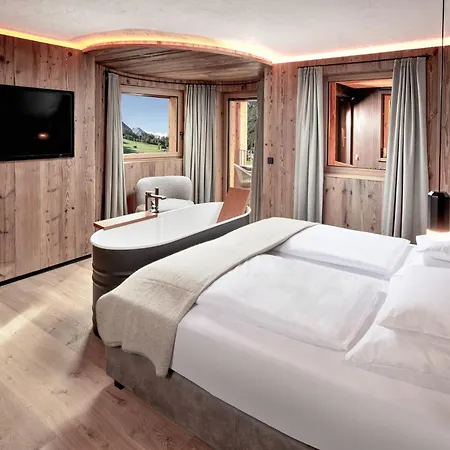 Готель Living & Vitalhotel Edelweiss 4*